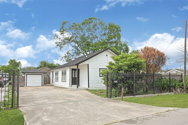 8005 Wiggins St in Houston, TX - Building Photo - Building Photo