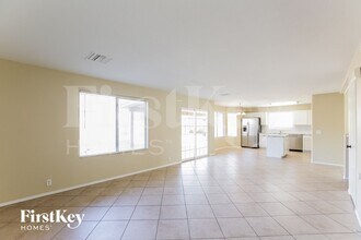 8736 W Tuckey Ln in Glendale, AZ - Foto de edificio - Building Photo