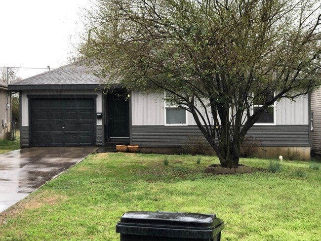 property at 2726 W Lincoln St