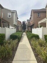 1925 Holt Rinehart Ave in Bakersfield, CA - Building Photo - Building Photo