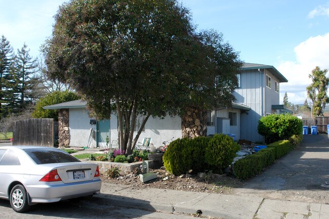 5019 Roma St in Santa Rosa, CA - Foto de edificio - Building Photo