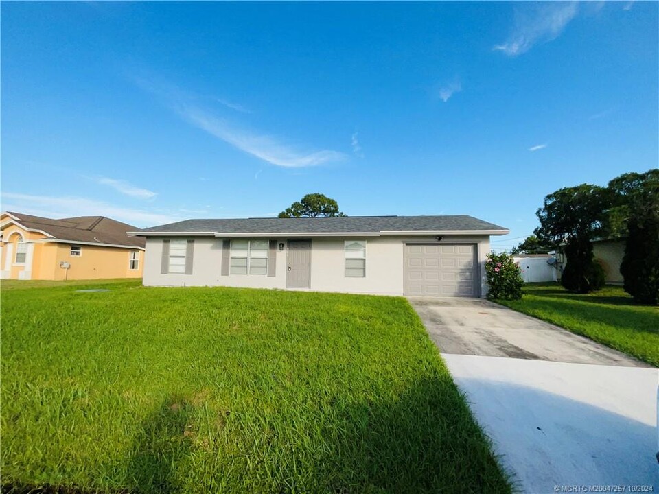 941 SW Fenway Rd in Port St. Lucie, FL - Building Photo