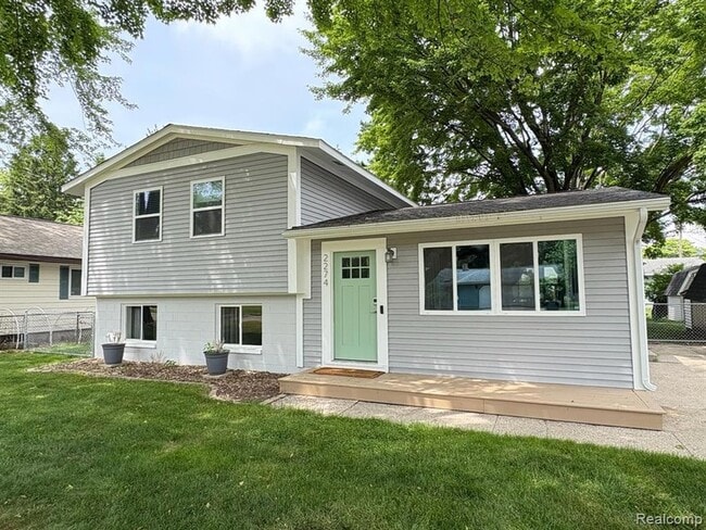 2274 Leif Ave in Norton Shores, MI - Building Photo - Building Photo