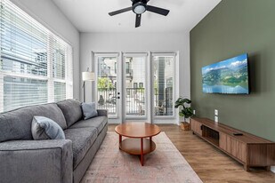 3302 W Gray St in Tampa, FL - Building Photo