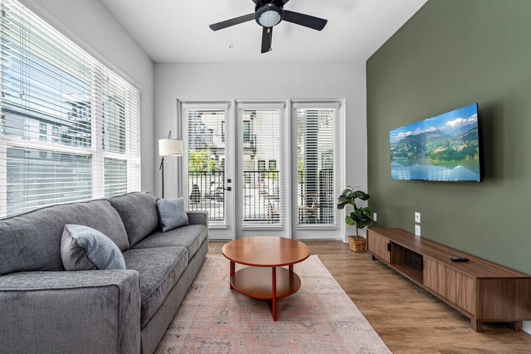 3302 W Gray St in Tampa, FL - Building Photo