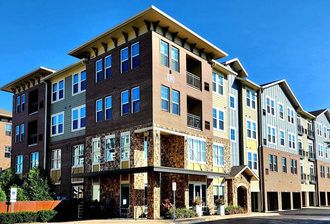 680 E Algonquin Rd in Schaumburg, IL - Building Photo