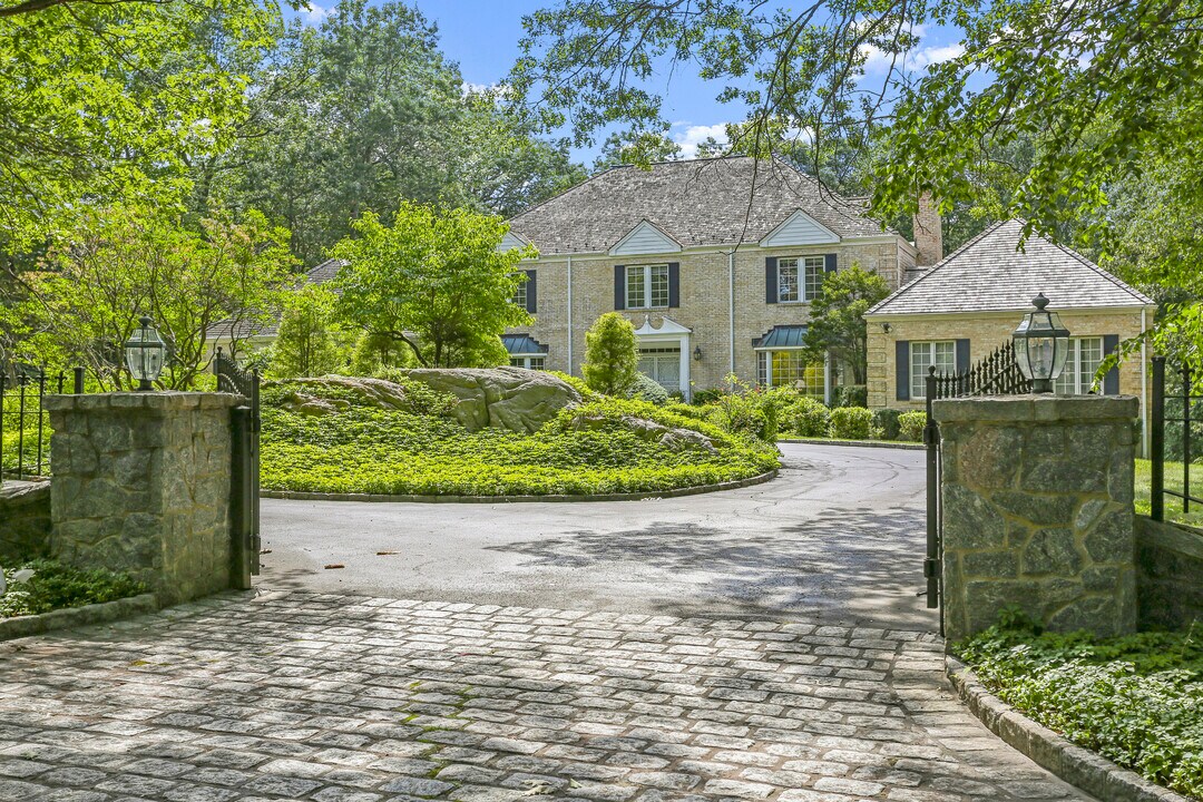 4 Mountain Laurel Dr in Greenwich, CT - Building Photo