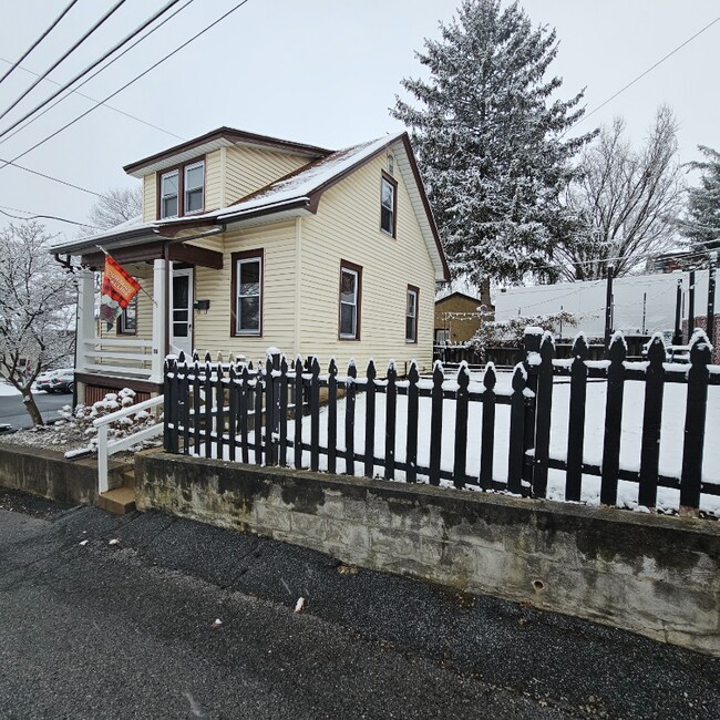 8 Broad St in Ephrata, PA - Building Photo - Building Photo