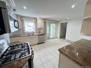 11 Walnut Ave in Pelham, NY - Building Photo - Building Photo