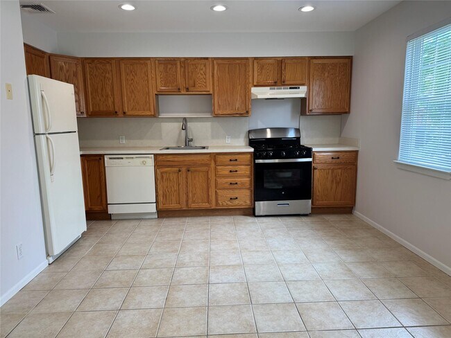 40 Linwood Rd N in Port Washington, NY - Building Photo - Building Photo