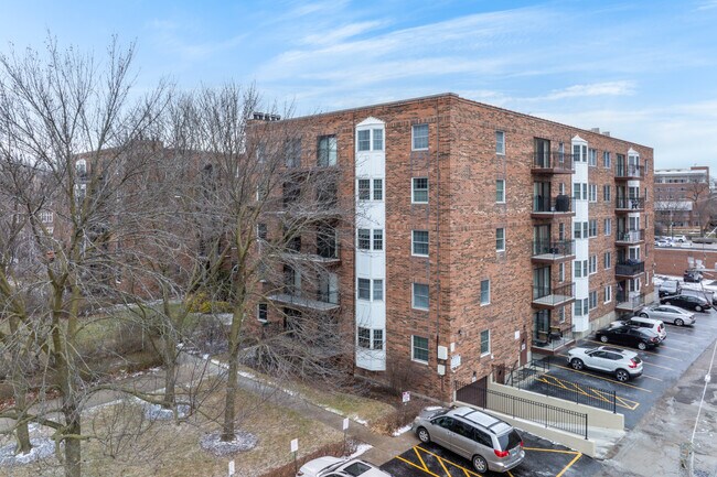 Oak Court Condominiums in Evanston, IL - Building Photo - Building Photo