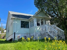 707 E Skyline Pkwy in Duluth, MN - Building Photo