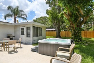5622 S Lockwood Ridge Rd in Sarasota, FL - Building Photo - Building Photo