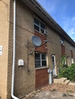 2138 Hebron Ave in Zion, IL - Building Photo