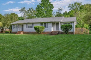 120 E Acres Ave in Waverly, TN - Building Photo