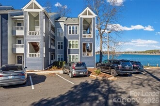 372 Northwest Dr in Davidson, NC - Foto de edificio - Building Photo