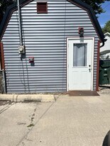 906 E 9th St in Muscatine, IA - Building Photo