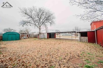 808 S Yosemite St in Iowa Park, TX - Building Photo - Building Photo