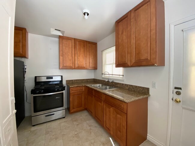 2115 S Bentley Ave, Unit 2115