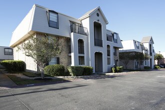 Armon Bay Apartments in Corpus Christi, TX - Foto de edificio - Building Photo