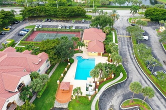 7640 Westwood Dr in Tamarac, FL - Foto de edificio - Building Photo