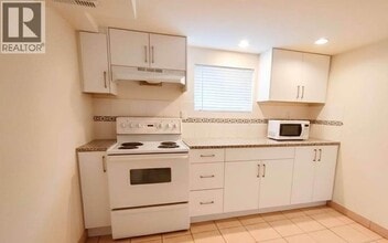 737 Robinson St in Coquitlam, BC - Building Photo - Building Photo