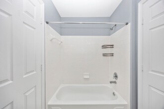 10001 Vanderbilt Cir, Unit 4-4 in Rockville, MD - Building Photo - Building Photo