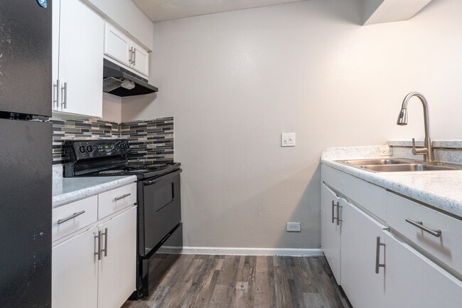 Southgate Manor Apartments in Fort Worth, TX - Building Photo - Building Photo