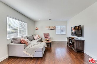 4411 Irvine Ave in Los Angeles, CA - Foto de edificio - Building Photo