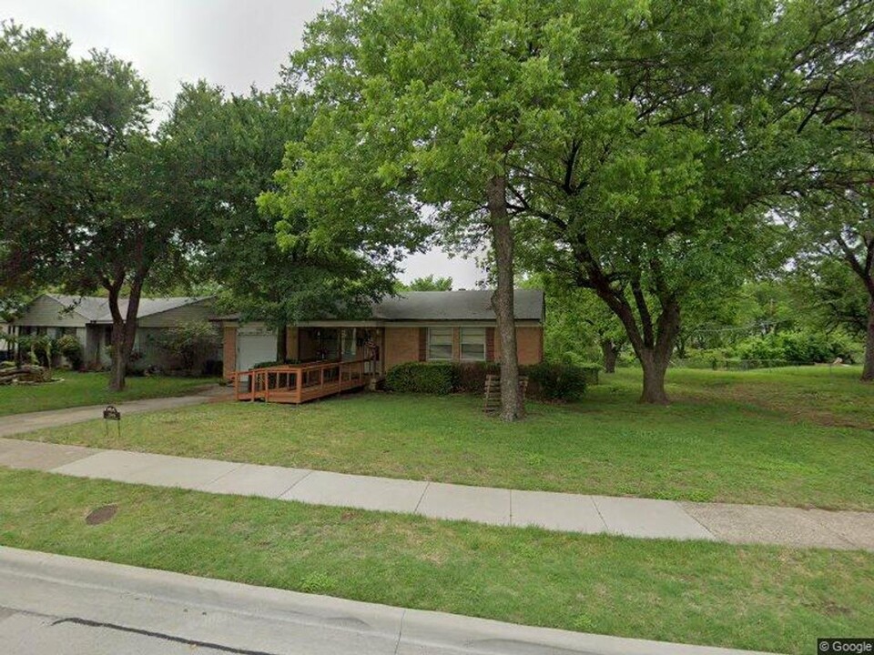 2589 Springvale Ln in Farmers Branch, TX - Building Photo