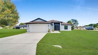 569 Croydon Ave S in Lehigh Acres, FL - Building Photo
