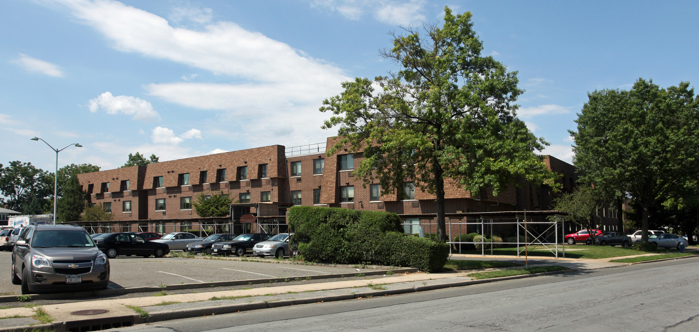 Charles J. Monica Senior Village in Valley Stream, NY - Foto de edificio