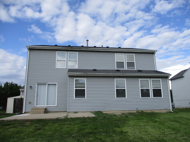 232 Briarwood Dr in Poplar Grove, IL - Foto de edificio - Building Photo