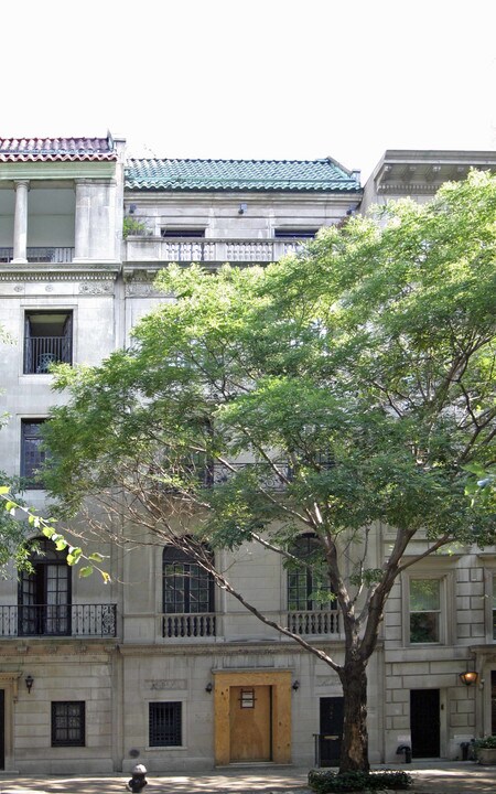 11 E 74th St in New York, NY - Building Photo
