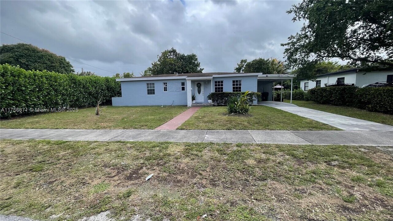 550 NW 194th St in Miami, FL - Building Photo