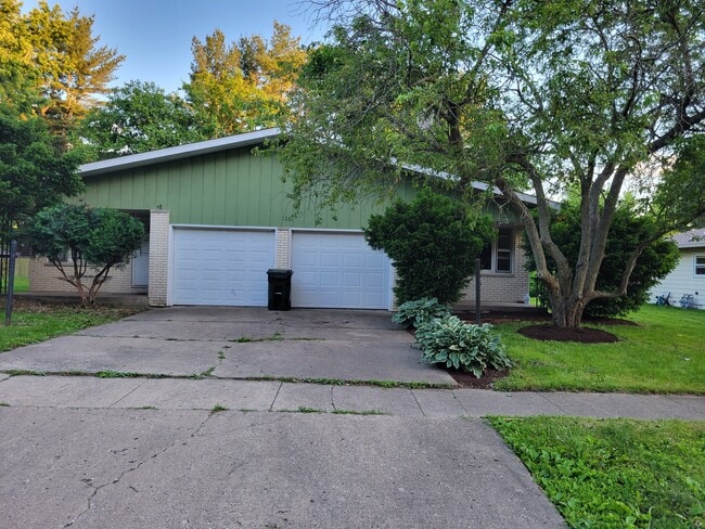 1201 E Harding Dr in Urbana, IL - Building Photo - Building Photo