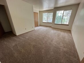 1265 NW Stannium Rd in Bend, OR - Foto de edificio - Building Photo