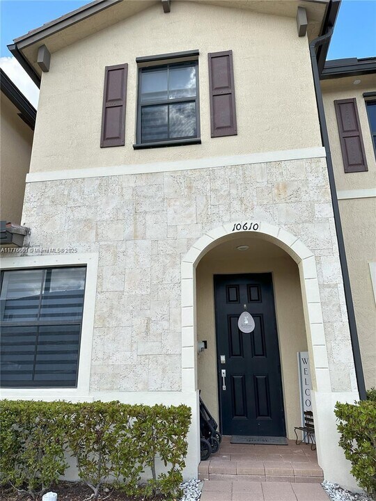10610 W 33rd Ln in Hialeah, FL - Building Photo