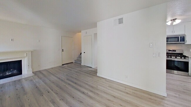 22107 Burbank Blvd in Los Angeles, CA - Building Photo - Building Photo