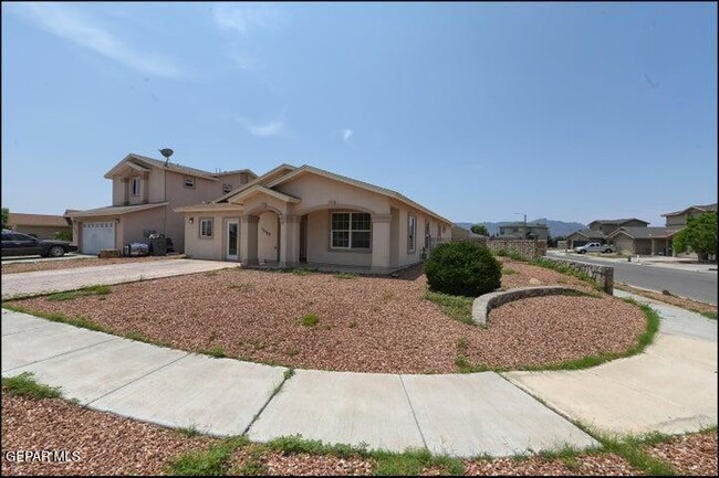 10749 Silvercloud Dr in El Paso, TX - Building Photo - Building Photo