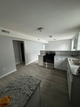 240 College St, Unit 240 in Springfield, MA - Foto de edificio - Building Photo