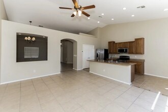 5914 Buena Tierra St in North Las Vegas, NV - Foto de edificio - Building Photo