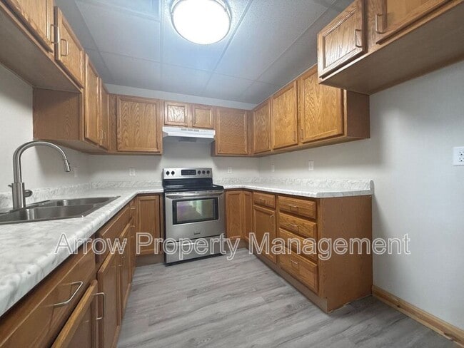 731 E Crawford St in Clay Center, KS - Foto de edificio - Building Photo