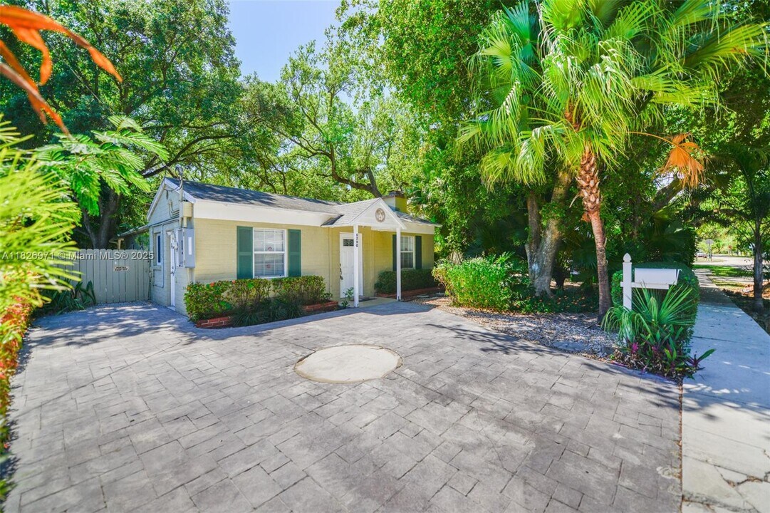 6290 SW 70th St in South Miami, FL - Building Photo
