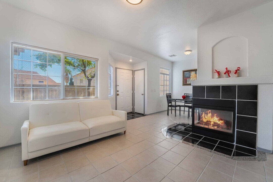 1012 Dusty Creek St in Las Vegas, NV - Building Photo