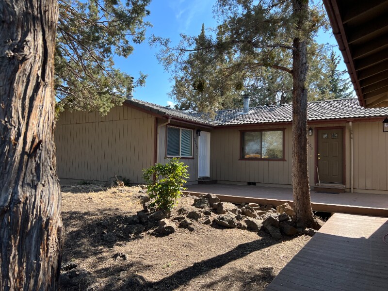 2005 NE Holliday Ave in Bend, OR - Building Photo