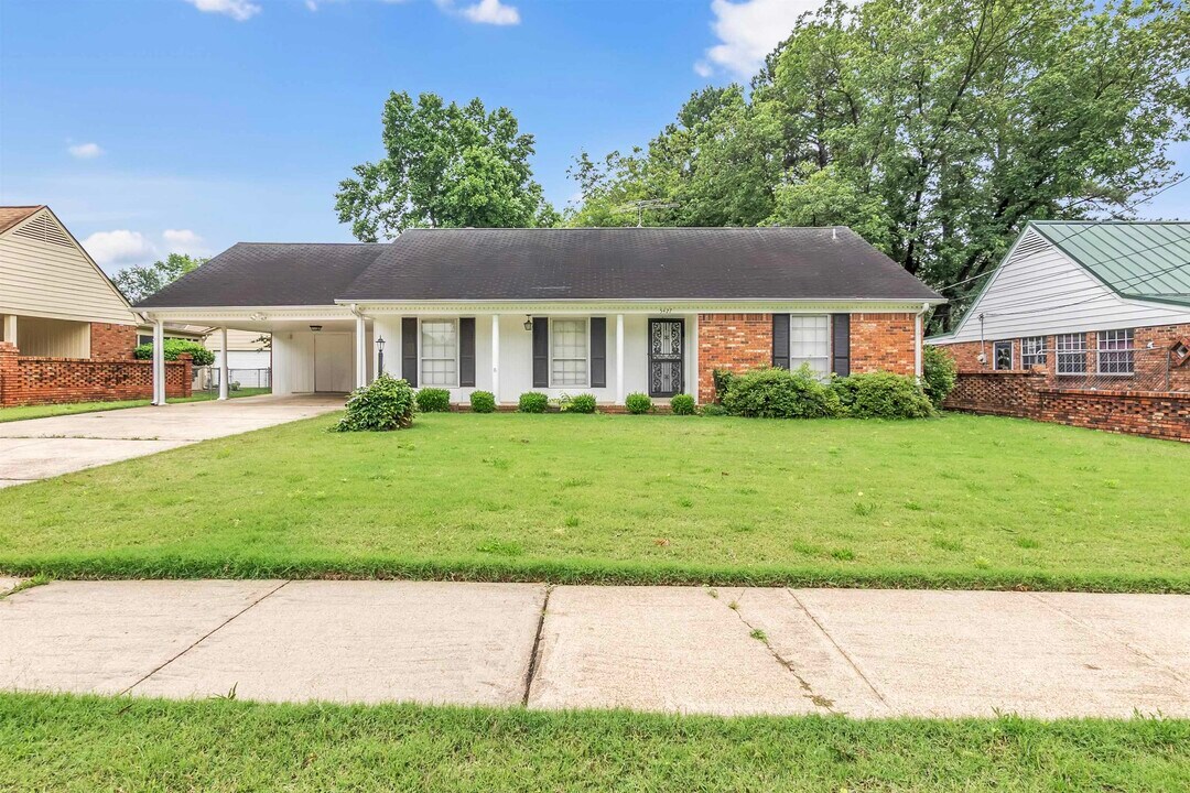5427 Shirlington Ave in Memphis, TN - Building Photo