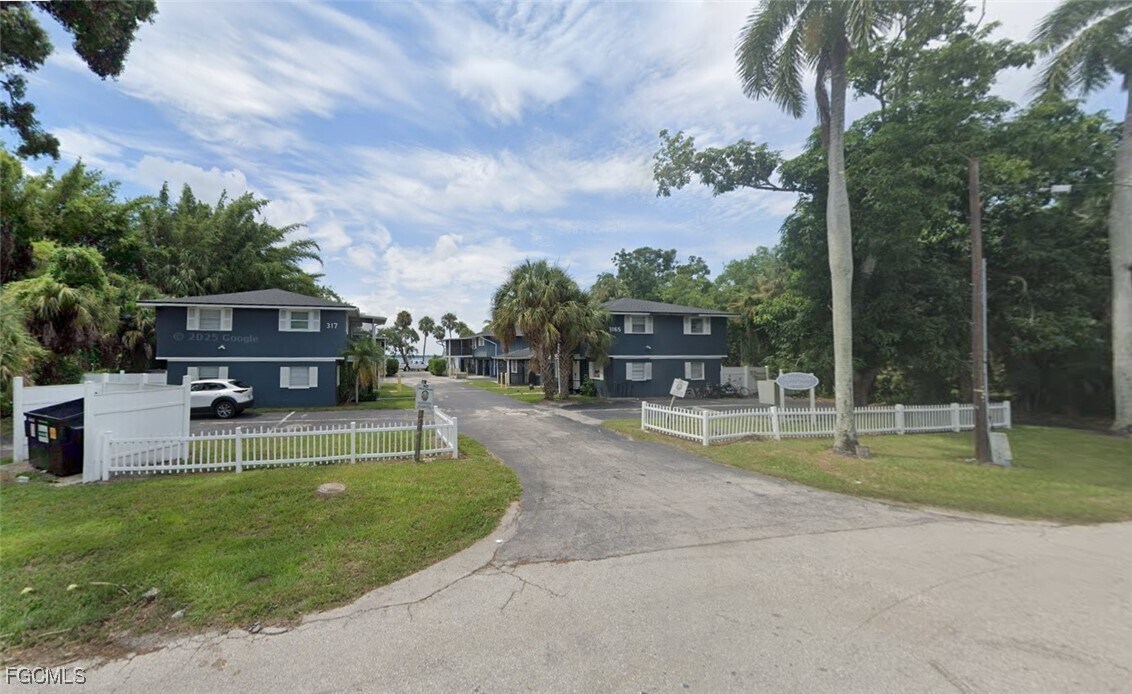 3165 E Riverside Dr in Ft. Myers, FL - Building Photo