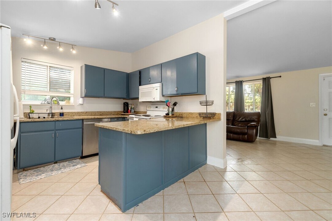 3321 Golden Gate Blvd E in Naples, FL - Building Photo