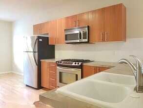 16715 SW Baseline Rd, Unit Baseline Condo in Beaverton, OR - Foto de edificio - Building Photo